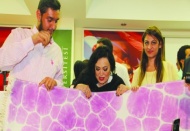 Ebru Halı yaptı 