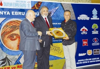 Ebru sanatçılarından Sanko Holding’e teşekkür plaketi