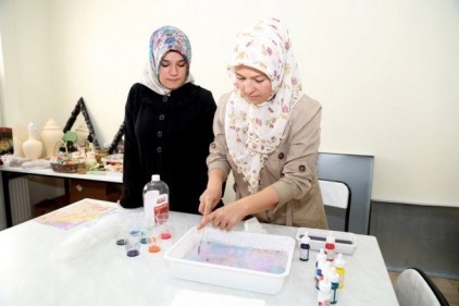 Ebru sanatının inceliklerini öğrendiler