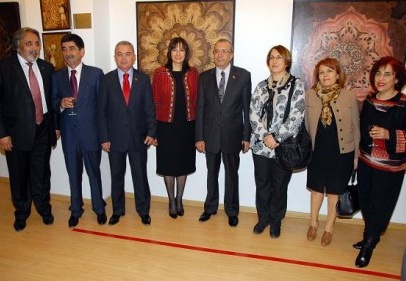 Ebrunun tadını yok etmeden figüratif yorumlar yapıyor