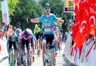 Eceabat etabını Bora Hansgrohe Takımı’ndan Sam Bennett 4 saat 11 dakika 48 saniye ile kazandı