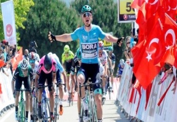 Eceabat etabını Bora Hansgrohe Takımı’ndan Sam Bennett 4 saat 11 dakika 48 saniye ile kazandı