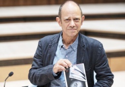 Edebiyatın en prestijli ödüllerinden Booker, Damon Galgut'a verildi