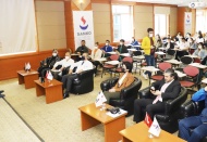 Efiloğlu üniversite öğrencileriyle bir araya geldi