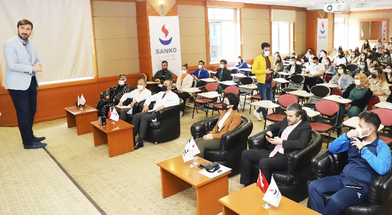 Efiloğlu üniversite öğrencileriyle bir araya geldi