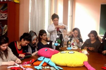 Eğitici annelik kurslarında kadınlar anneliğe hazırlanıyor