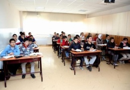 Eğitim yanında bilgisayar satranç ve tenis de öğreniyorlar