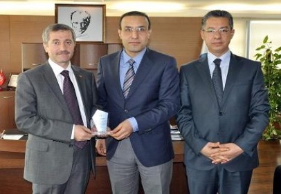 Eğitime katkıya teşekkür plaketi