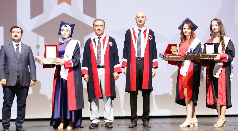 Eğitimini tamamlayan 416 öğrenci, mezuniyet heyecanı yaşadı