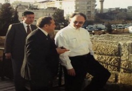 Eğitimiyle, kültürüyle ve topluma bakış açısıyla örnek bir insandı