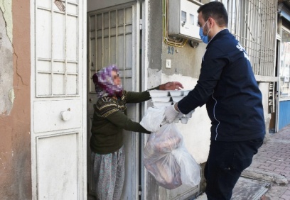 Ekiplerimiz her gün 5 bin kişiye iftar yemeği götürüyor