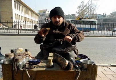 Ekmeğini boyacılık yaparak kazanıyor Çalışmayanlara örnek olsun