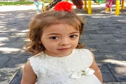 Ekmek almaya giden küçük kıza otomobil çarptı 