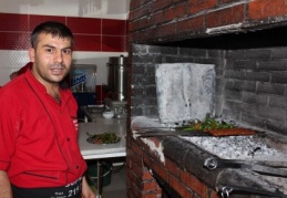 Ekmek parası için bir de ateşin karşısında kavruluyorlar