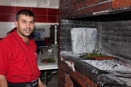 Ekmek parası için bir de ateşin karşısında kavruluyorlar