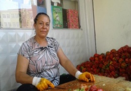‘Ekonomime katkı sağlamak için biber temizliyorum’