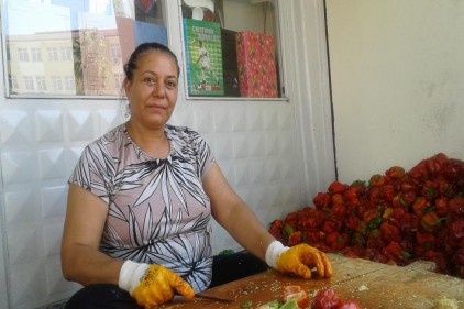 &#8216;Ekonomime katkı sağlamak için biber temizliyorum&#8217;