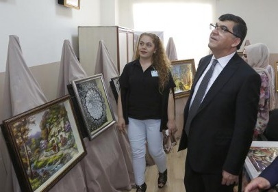 El beceri kurslarına katılan kadınlar ortaya güzel eserler çıkardılar 