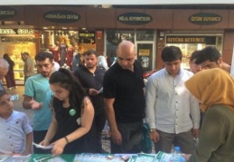 El broşürleri ve afişlerle uyuşturucu uyarısı yapıldı
