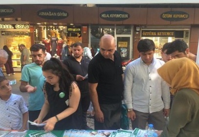 El broşürleri ve afişlerle uyuşturucu uyarısı yapıldı