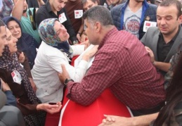 El ele operasyona giden özel harekatçılar yan yana uğurlandı