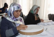 El işi ve tel kırma işi yaparak aile ekonomisine katkı sağlıyorlar