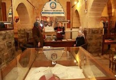 El işlerini Gümrük Hanı’nda sergileyerek satışa çıkarıyor