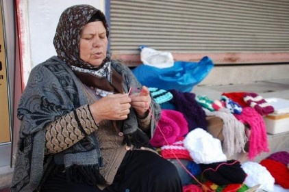 El işlerinin geliriyle torunlarının eğitimine katkı sağlıyor
