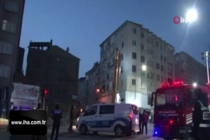 Elazığ&#039;da 5 katlı binada yıkılma tehlikesi