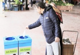 Eldiven ve maskeler için pazar yerlerine atık kutuluları konuldu