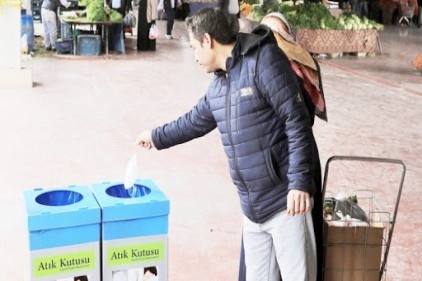 Eldiven ve maskeler için pazar yerlerine atık kutuluları konuldu