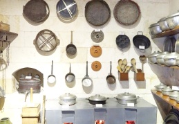 Elekler duvarda sergileniyor