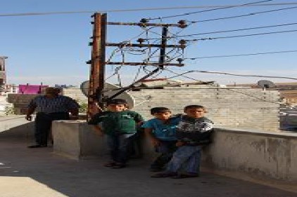 Elektrik direği hırsızlara yol oldu