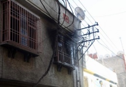 Elektrik direğinden çıkan kıvılcımlar evi yaktı