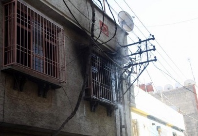 Elektrik direğinden çıkan kıvılcımlar evi yaktı