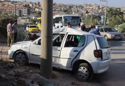 Elektrik direğine çarpan otomobildeki 2 kişi yaralandı