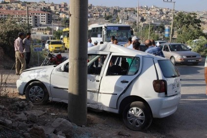 Elektrik direğine çarpan otomobildeki 2 kişi yaralandı