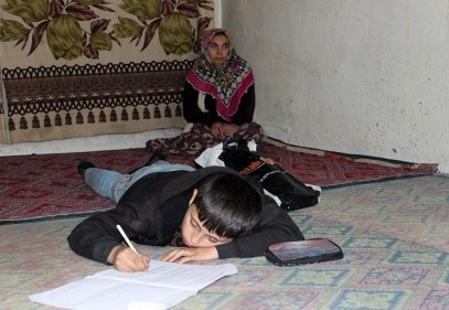 Elektrik kesik olduğu için ödevlerini yapamıyor