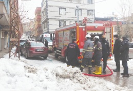 Elektrik kontağı evi yaktı, 2 kişi dumandan etkilendi