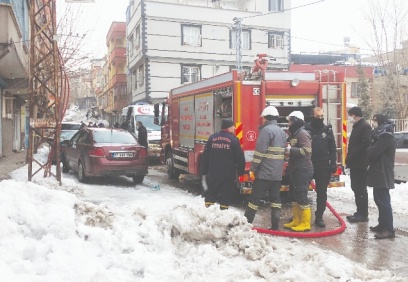 Elektrik kontağı evi yaktı, 2 kişi dumandan etkilendi