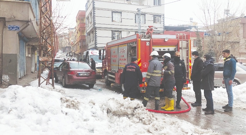 Elektrik kontağı evi yaktı, 2 kişi dumandan etkilendi