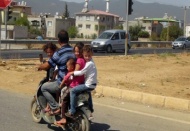 Elektrikli motosiklet üzerinde 6 kişilik bir aile var
