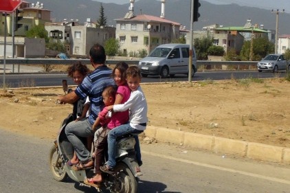 Elektrikli motosiklet üzerinde 6 kişilik bir aile var