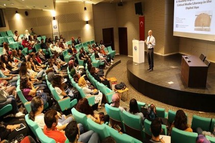 “Eleştirel Medya Okur-Yazarlığı” eğitimi verildi