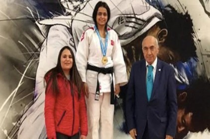 Elif Küçükarslan büyükler 48 kiloda Türkiye Şampiyonu