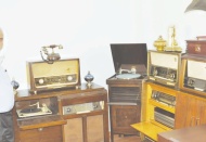 Elinde 100 yıllık radyo var