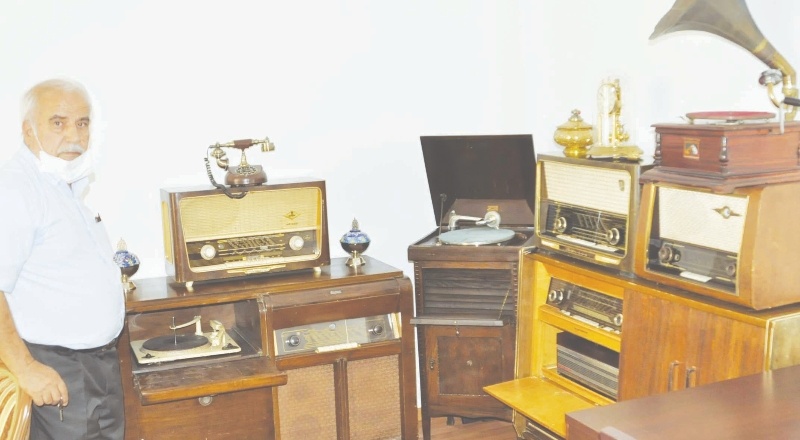 Elinde 100 yıllık radyo var