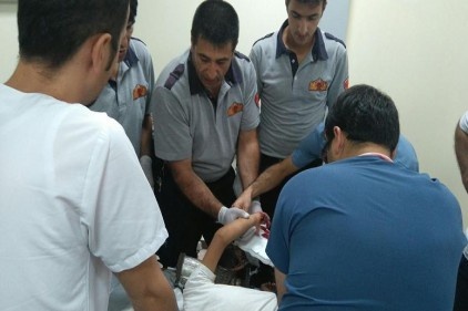 Elini kıyma makinesine kaptıran çocuğu itfaiye kurtardı