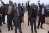 Ellerindeki silahlarla dakikalarca havaya ateş açıyorlar