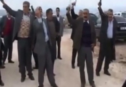 Ellerindeki silahlarla dakikalarca havaya ateş açıyorlar